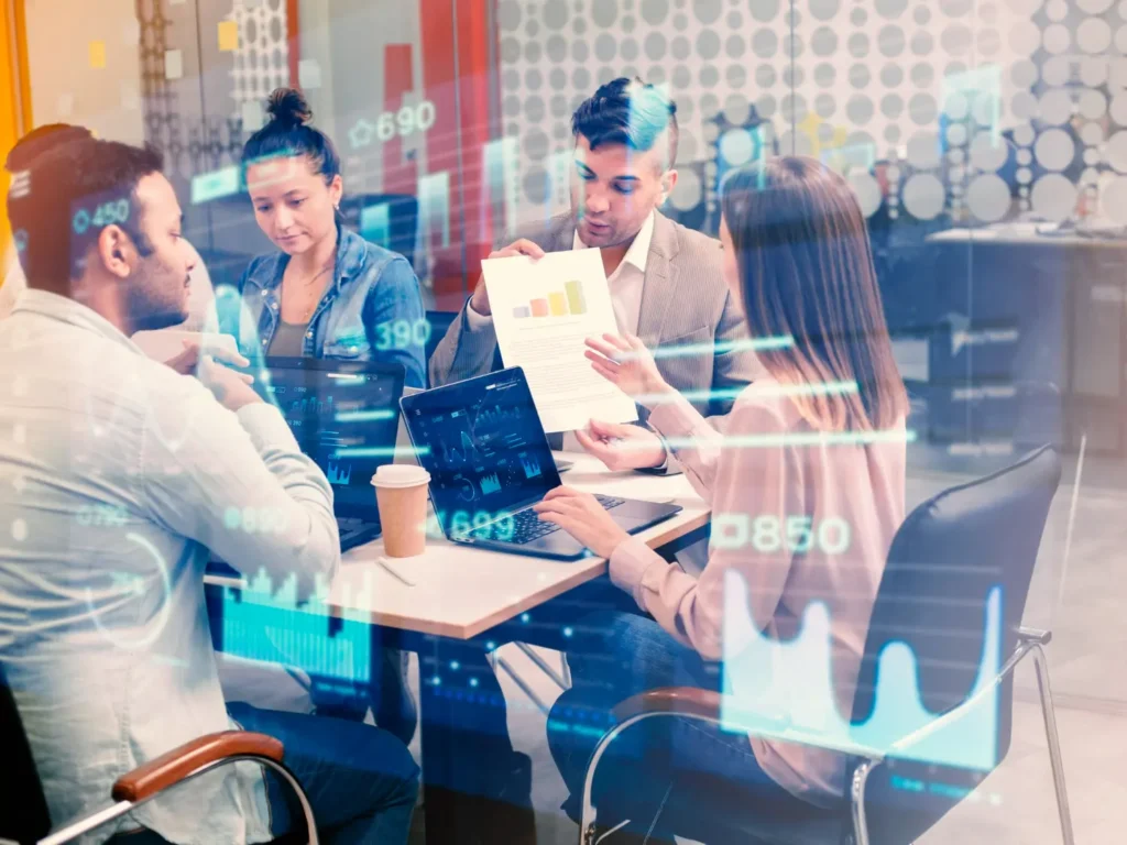 Uma equipe de profissionais utilizam tecnologia para RH.